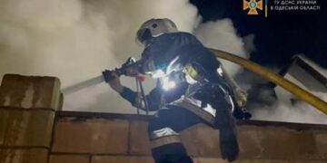 Неподалік Одеси загорівся двоповерховий житловий будинок | Надзвичайні події Одесса та область