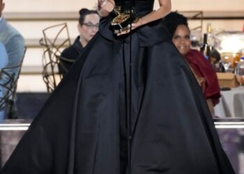 Опра Уинфри похудела, а Зендая скрыла фигуру в пышном платье: обзор нарядов «Эмми-2022» | STARHIT