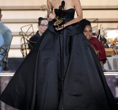 Опра Уинфри похудела, а Зендая скрыла фигуру в пышном платье: обзор нарядов «Эмми-2022» | STARHIT