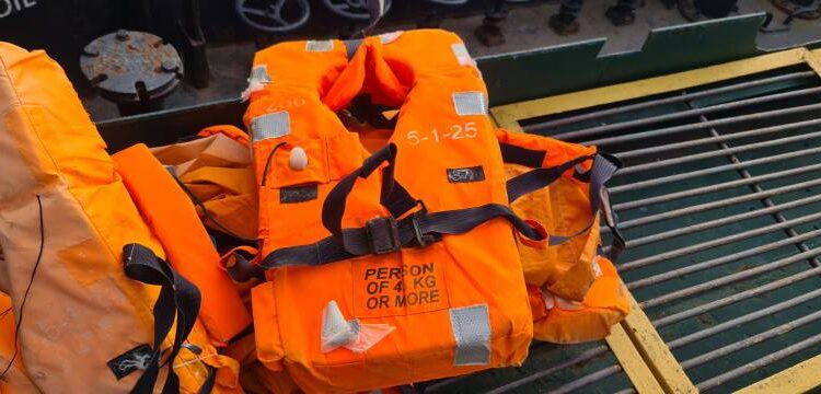 Прикордонникам передали ще одну знахідку з крейсера-потопельника «Москва» – дірявий пліт