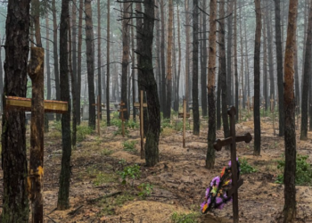 «Росія та її керівництво будуть притягнуті до відповідальності»: Боррель заявив, що ЄС шокований вбивствами в Ізюмі