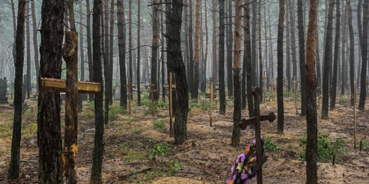 «Росія та її керівництво будуть притягнуті до відповідальності»: Боррель заявив, що ЄС шокований вбивствами в Ізюмі