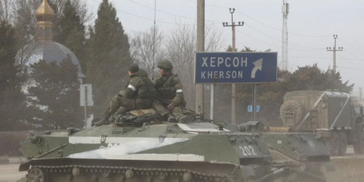 Росіяни оточують територію на Херсонщині з БТР і танками: шукають партизан