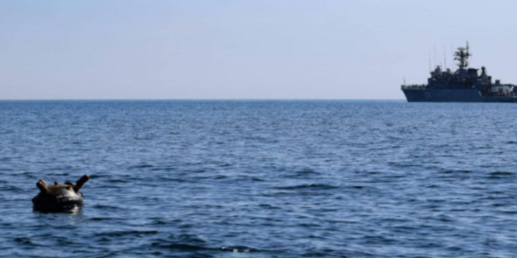 Румынский военный корабль наткнулся на дрейфующую мину в Черном море