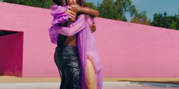 Українка Таню Муіньо зняла кліп на трек Елтона Джона та Брітні Спірс |