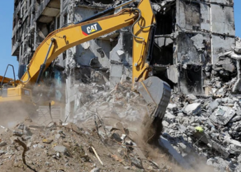 В Мариуполе россияне снесли три многоэтажки, выгнав людей на улицу