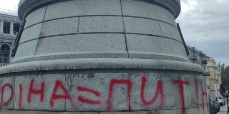 «Єкатєріна = Путін»: В Одесі розмалювали пам’ятник імператриці