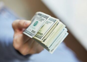 Держстат: середня зарплата українців досягла $400