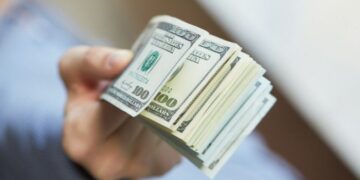Держстат: середня зарплата українців досягла $400