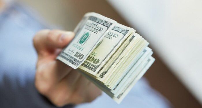 Держстат: середня зарплата українців досягла $400