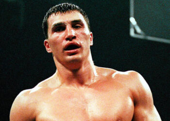 Американец жёстко избил Кличко в Киеве. Спасать украинца пришлось тренеру