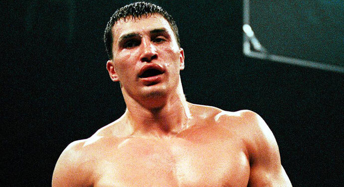 Американец жёстко избил Кличко в Киеве. Спасать украинца пришлось тренеру