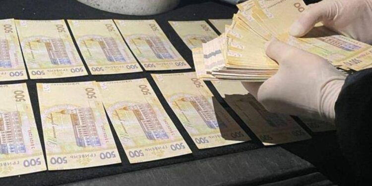 На Львівщині викрито директора підприємства, який вимагав 1 мільйон гривень хабаря | Кримінальні новини