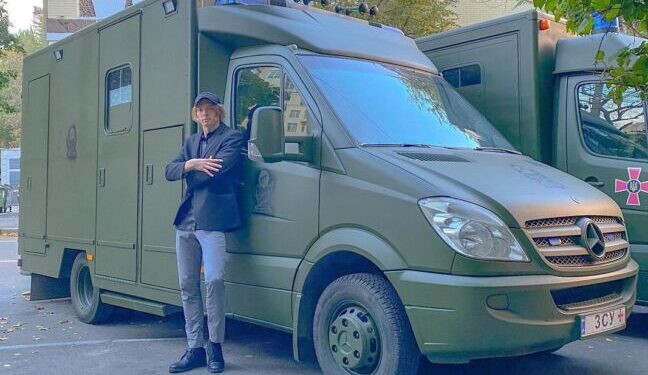 Гуморист з Чорноморська зібрав майже три мільйони на спецтранспорт для військових — Новини Одеської області