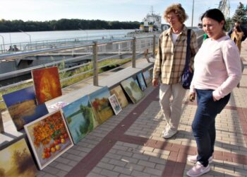 Художники Измаила отметили свой праздник пленэром и выставкой-ярмаркой на морвокзале —  (ФОТО)