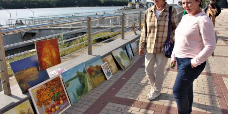 Художники Измаила отметили свой праздник пленэром и выставкой-ярмаркой на морвокзале —  (ФОТО)