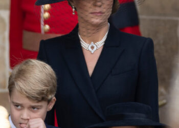 Кейт и Меган пролили жемчужные слезы. Украшения и наряды жен принцев на похоронах Елизаветы II | STARHIT