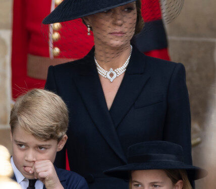 Кейт и Меган пролили жемчужные слезы. Украшения и наряды жен принцев на похоронах Елизаветы II | STARHIT