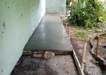 Комунальники облаштували нову відмостку навколо багатоквартирного будинку у м. Арциз-2