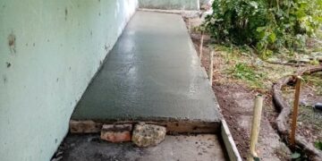 Комунальники облаштували нову відмостку навколо багатоквартирного будинку у м. Арциз-2
