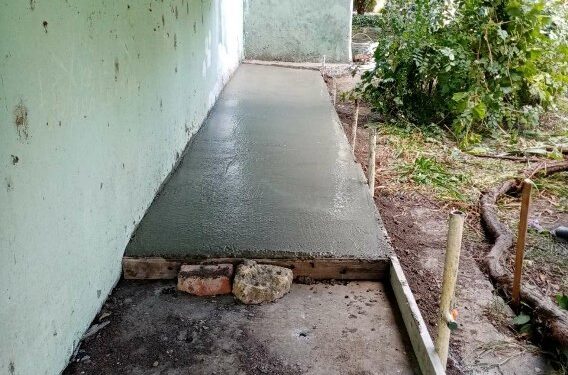 Комунальники облаштували нову відмостку навколо багатоквартирного будинку у м. Арциз-2