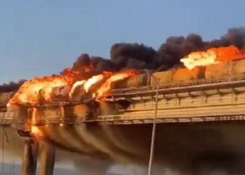 На Крымском мосту произошел мощный пожар