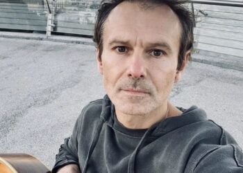 Святослав Вакарчук заспівав на скляному мосту у Києві, що потрапив під обстріл |