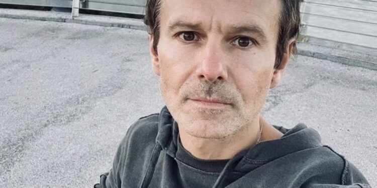 Святослав Вакарчук заспівав на скляному мосту у Києві, що потрапив під обстріл |