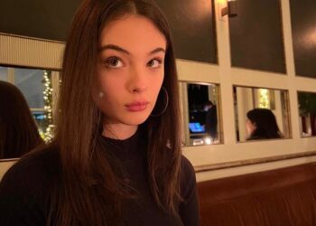 В чулках и прозрачном мини: дочь Моники Беллуччи блеснула на Неделе моды в Милане  | STARHIT