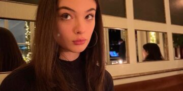 В чулках и прозрачном мини: дочь Моники Беллуччи блеснула на Неделе моды в Милане  | STARHIT