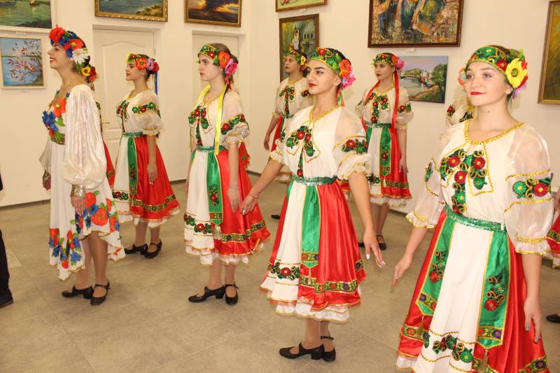 В Измаильской картинной галерее в День города открылась художественная выставка "Буджацкая палитра" - Город 24 (ФОТО)