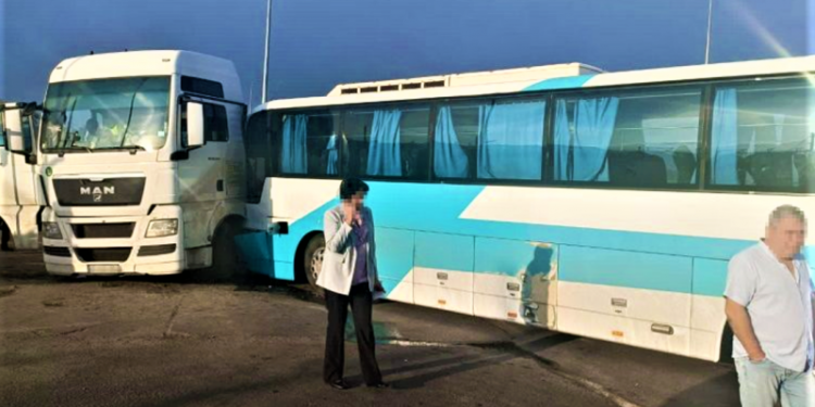 В Одеській області пасажирський автобус зіткнувся з вантажівкою: постраждали 17 людей