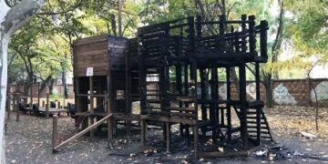 В одеському сквері невідомі підпалили дитячий майданчик | Надзвичайні події Одесса та область