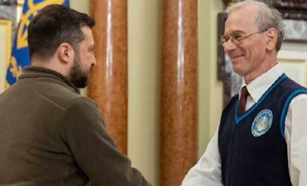 Зеленский наградил двух одесских педагогов и работника культуры: среди них знаменитый учитель физики