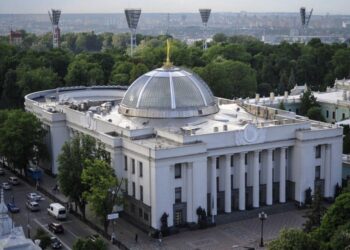 Українські чиновники активно покидають свої посади