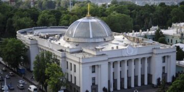 Українські чиновники активно покидають свої посади