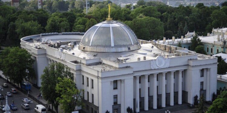 Українські чиновники активно покидають свої посади