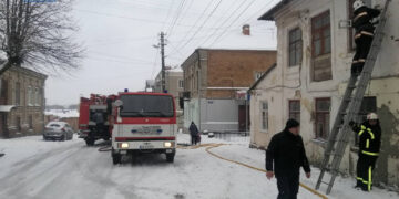 У Бердичеві бійці ДСНС в останню мить врятували життя власника палаючої квартири. ФОТО | Кримінальні новини