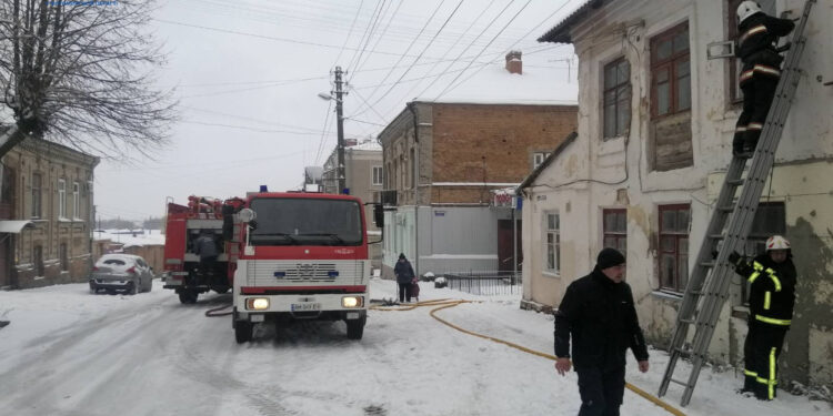 У Бердичеві бійці ДСНС в останню мить врятували життя власника палаючої квартири. ФОТО | Кримінальні новини