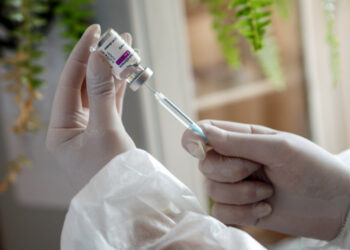 COVID-вакцини можуть викликати у жінок сильні кровотечі — ЕМА