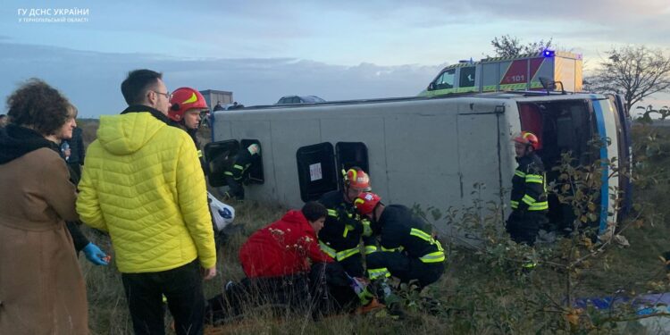 Внаслідок ДТП на Тернопільщині перекинувся автобус, постраждали 5 дорослих та дитина. ФОТО | Кримінальні новини