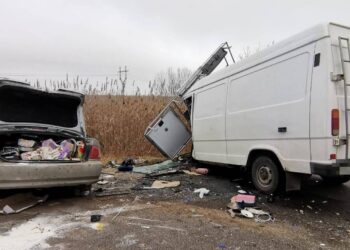 На Одещині внаслідок зіткнення легковика та мікроавтобуса загинула жінка. ФОТО | Кримінальні новини