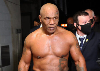 «Повезло, что там было кресло». Бывший чемпион мира по боксу Тайсон упал со скейтборда. Видео