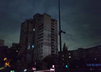 У Києві та семи областях ввели погодинні графіки відключень світла