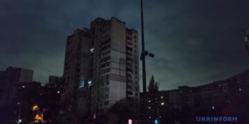 У Києві та семи областях ввели погодинні графіки відключень світла