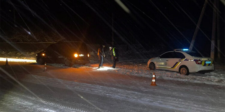 На Хмельниччині автомобіль переїхав юнака, який лежав на дорозі | Кримінальні новини