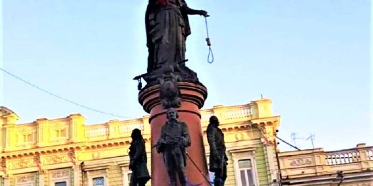 «Это петля для оккупантов или коллаборационистов?»: одесский памятник Екатерине ІІ дополнили колпаком палача и удавкой