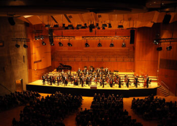 Kyiv Symphony Orchestra виступив у темряві в Німеччині, щоб привернути увагу до України |