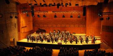Kyiv Symphony Orchestra виступив у темряві в Німеччині, щоб привернути увагу до України |