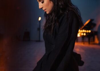 Музика при свічках: як минув благодійний концерт Джамали в музеї Ханенків |